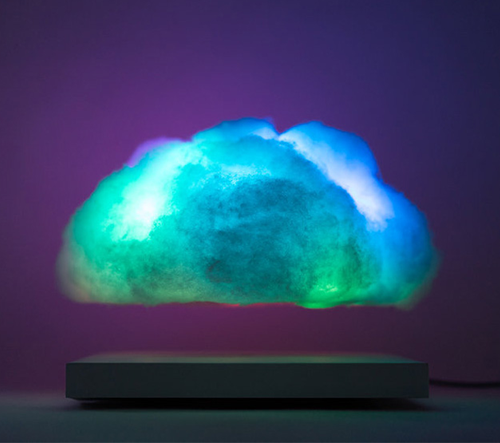 Lampa ve tvaru oblaku levituje a pulzuje podle hudby 